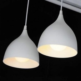 Nowoczesna minimalistyczna lampa wisząca z żarówką