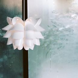 Nowoczesna i skrócona lampa wisząca Nordic Idea White Lotus Droplight