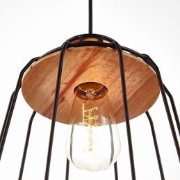 Żelazna lampa wisząca z drewnianym środkiem w klatce żelaznej