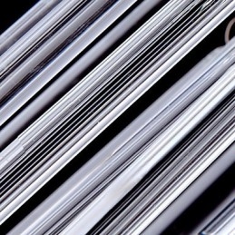 Nowoczesna lampa wisząca z 3 światłami i szklanym prętem