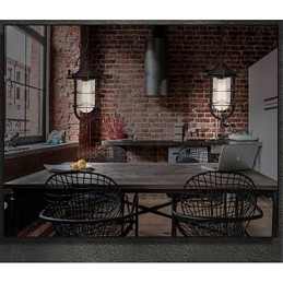 Średniej wielkości lampa wisząca w kształcie czarnej klatki ze szkła i metalu