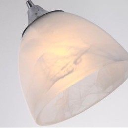 Nowoczesna lampa wisząca z baldachimem w kształcie kubka do wina i trzema światłami