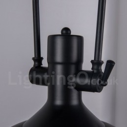Czarna lampa wisząca z metalu w stylu vintage