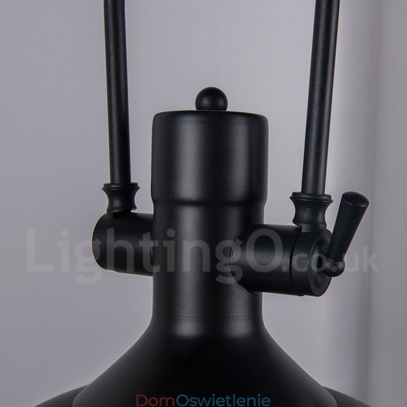 Czarna lampa wisząca z metalu w stylu vintage