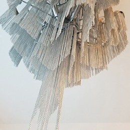 Aluminiowy żyrandol Stream Designerska lampa wisząca w kolorze srebrnym Schody spiralne