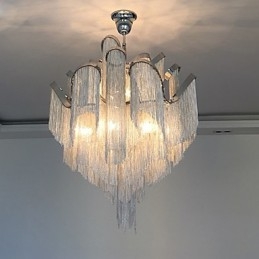 Aluminiowy żyrandol Stream Designerska lampa wisząca w kolorze srebrnym Schody spiralne