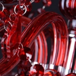 Europejski kryształowy żyrandol w kolorze czerwonym