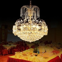 Elegancki kryształowy żyrandol, klasyczna lampa wisząca w kolorze złota