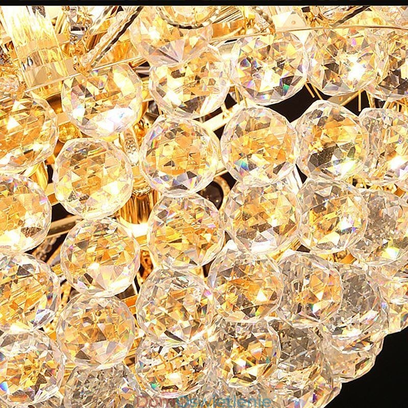 Elegancki kryształowy żyrandol, klasyczna lampa wisząca w kolorze złota