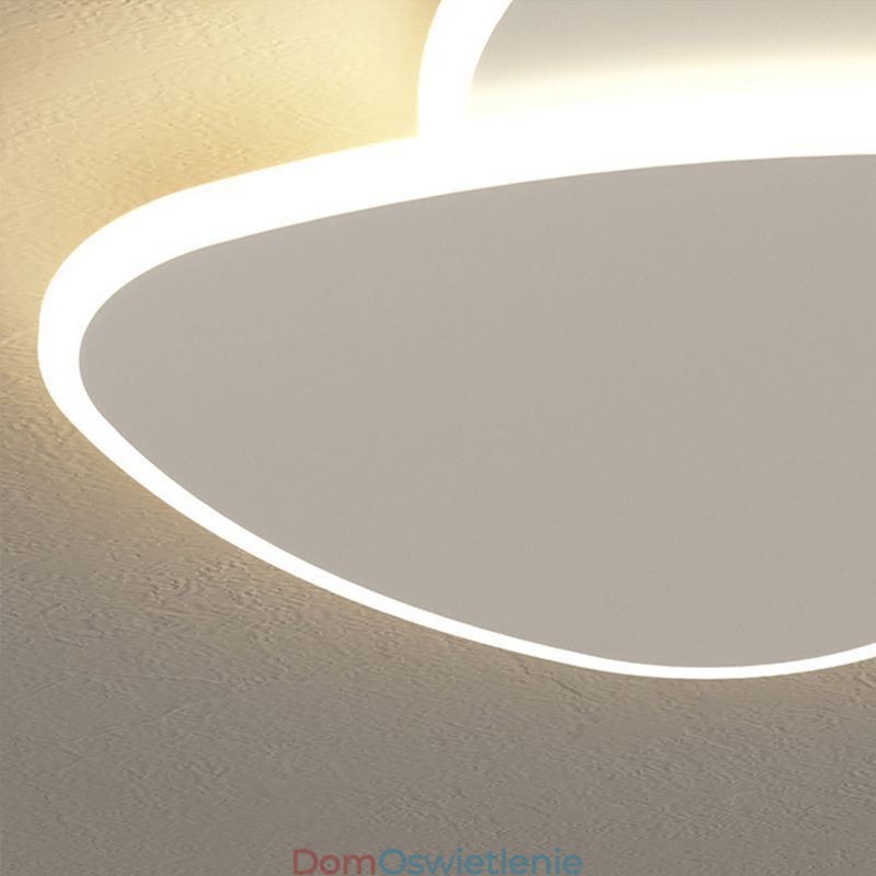Oświetlenie sufitowe w kształcie podwójnego trójkąta montowane na płasko