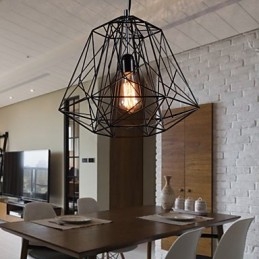 Lampa wisząca w czarnym abażurze