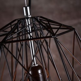 Lampa wisząca w czarnym abażurze