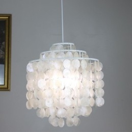 Nowoczesna klasyczna lampa wisząca z białym kloszem muszlowym
