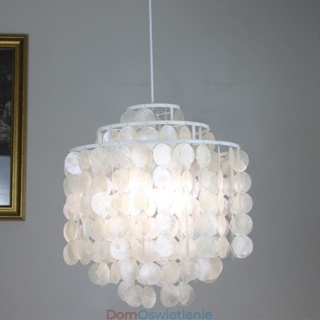 Nowoczesna klasyczna lampa wisząca z białym kloszem muszlowym Nowoczesna klasyczna lampa wisząca z białym kloszem muszlowym