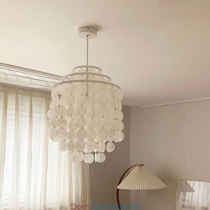 Nowoczesna klasyczna lampa wisząca z białym kloszem muszlowym