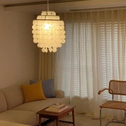 Nowoczesna klasyczna lampa wisząca z białym kloszem muszlowym