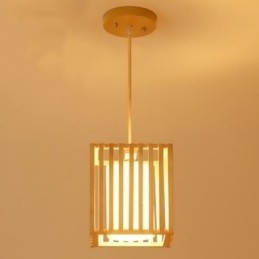 Minimalistyczna lampa wisząca w kształcie klatki z drewna