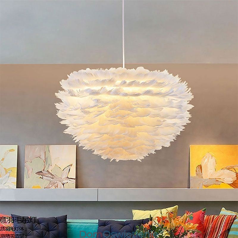 Ładna dekoracyjna lampa wisząca w kształcie piór