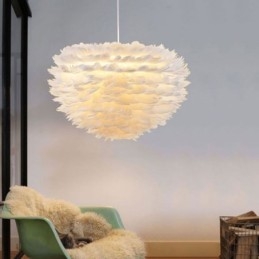 Ładna dekoracyjna lampa wisząca w kształcie piór