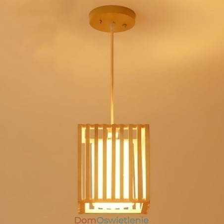 Minimalistyczna lampa wisząca w kształcie klatki z drewna