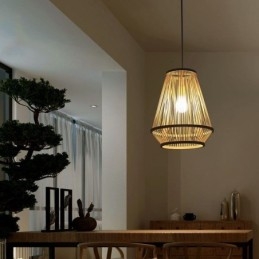 Lampa wisząca przy łóżku z plecionego bambusa