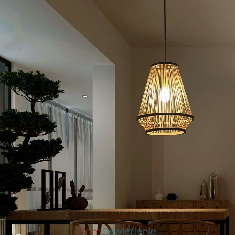 Lampa wisząca przy łóżku z plecionego bambusa