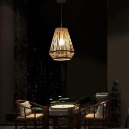 Lampa wisząca przy łóżku z plecionego bambusa