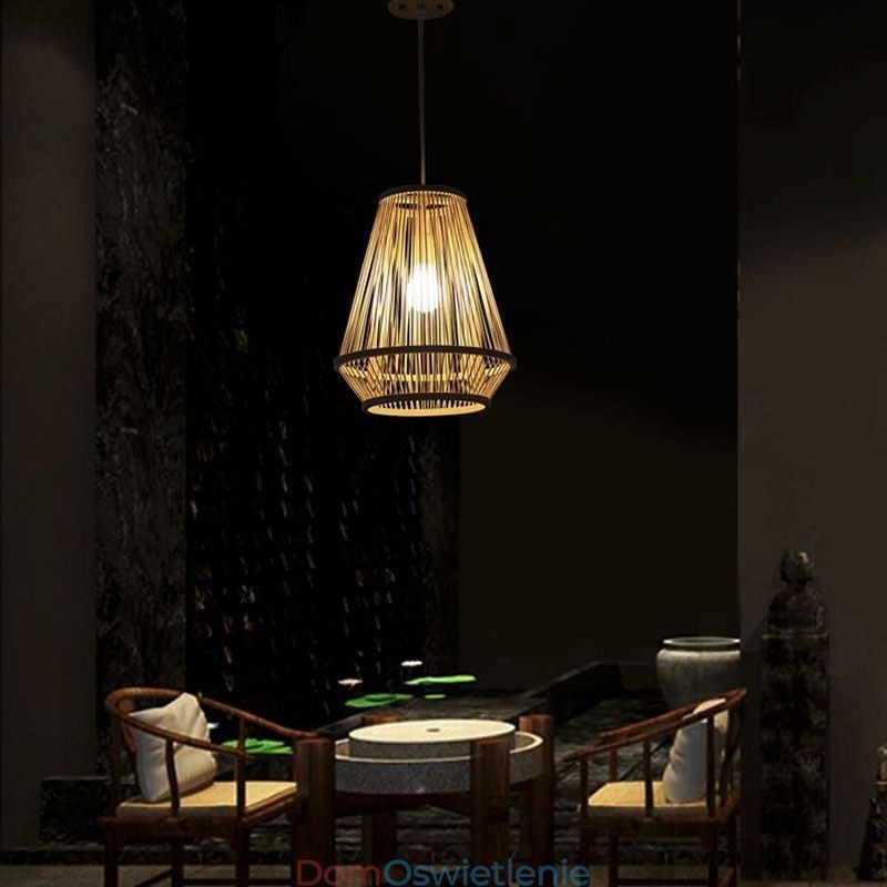 Lampa wisząca przy łóżku z plecionego bambusa