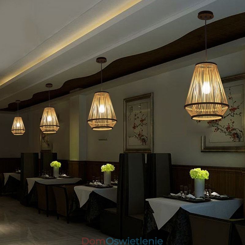 Lampa wisząca przy łóżku z plecionego bambusa