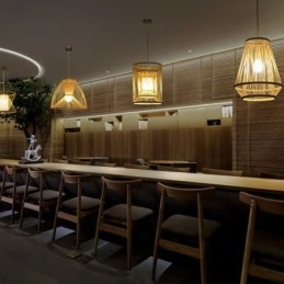 Lampa wisząca przy łóżku z plecionego bambusa