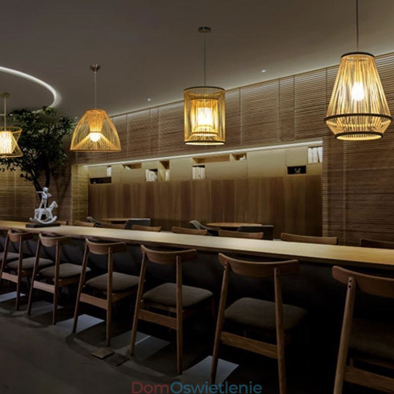 Lampa wisząca przy łóżku z plecionego bambusa