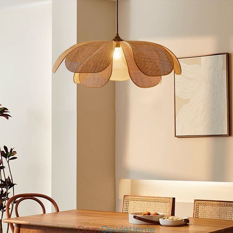 Wisząca lampa wisząca z płatkami rattanu Wabi Sabi Style, ręcznie tkana lampa sufitowa z rattanu