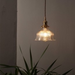 Duża, przezroczysta, żebrowana lampa wisząca z kloszem w kolorze szkła z mosiężnym uchwytem i przełącznikiem obrotowym