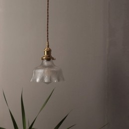 Duża, przezroczysta, żebrowana lampa wisząca z kloszem w kolorze szkła z mosiężnym uchwytem i przełącznikiem obrotowym