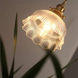 Duża, przezroczysta, żebrowana lampa wisząca z kloszem w kolorze szkła z mosiężnym uchwytem i przełącznikiem obrotowym