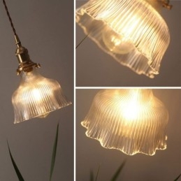 Duża, przezroczysta, żebrowana lampa wisząca z kloszem w kolorze szkła z mosiężnym uchwytem i przełącznikiem obrotowym