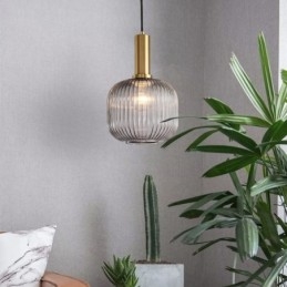 Wisząca lampa ze szkła żebrowanego z uchwytem mosiężnym