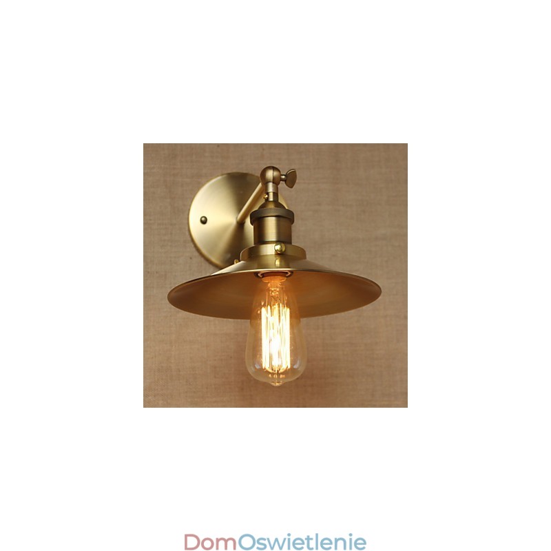 Minimalistyczna willa w stylu industrialnym, retro, miedziane, dekoracyjne parasole przed ścianą nawy kościelnej