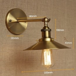 Minimalistyczna willa w stylu industrialnym, retro, miedziane, dekoracyjne parasole przed ścianą nawy kościelnej