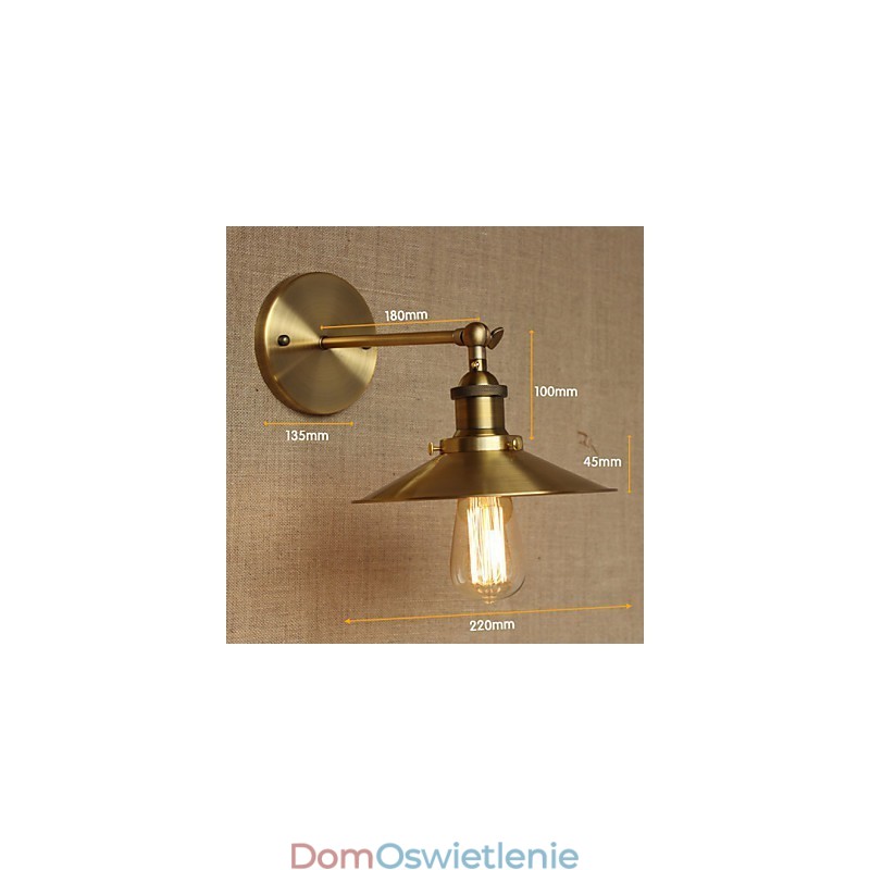 Minimalistyczna willa w stylu industrialnym, retro, miedziane, dekoracyjne parasole przed ścianą nawy kościelnej