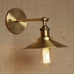 Minimalistyczna willa w stylu industrialnym, retro, miedziane, dekoracyjne parasole przed ścianą nawy kościelnej
