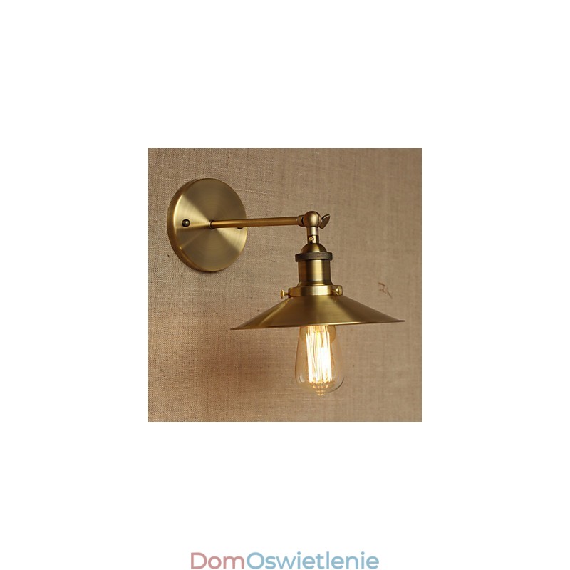 Minimalistyczna willa w stylu industrialnym, retro, miedziane, dekoracyjne parasole przed ścianą nawy kościelnej