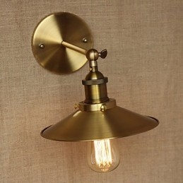 Minimalistyczna willa w stylu industrialnym, retro, miedziane, dekoracyjne parasole przed ścianą nawy kościelnej