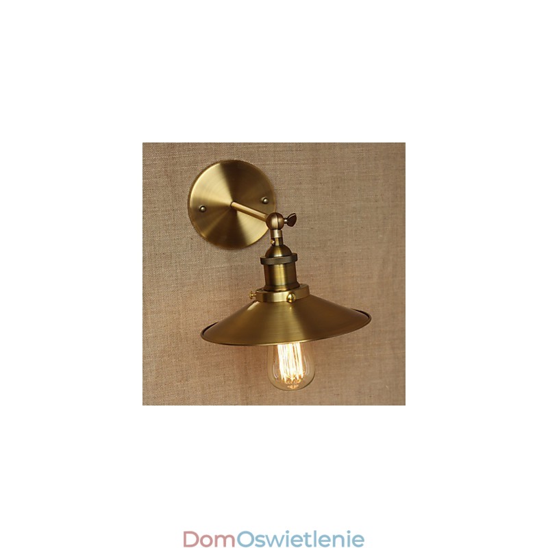 Minimalistyczna willa w stylu industrialnym, retro, miedziane, dekoracyjne parasole przed ścianą nawy kościelnej