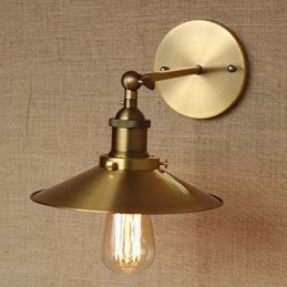 Minimalistyczna willa w stylu industrialnym, retro, miedziane, dekoracyjne parasole przed ścianą nawy kościelnej