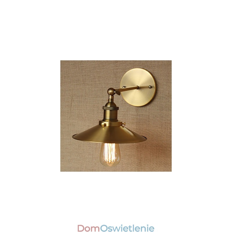Minimalistyczna willa w stylu industrialnym, retro, miedziane, dekoracyjne parasole przed ścianą nawy kościelnej