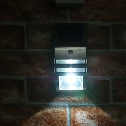Solarna biała lampa ścienna z czujnikiem ruchu PIR