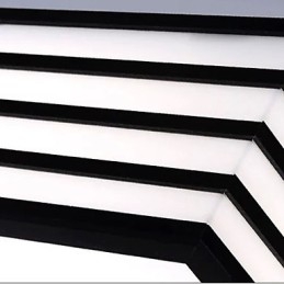 Zakontraktowana i współczesna czarna i kwadratowa kopuła świetlna