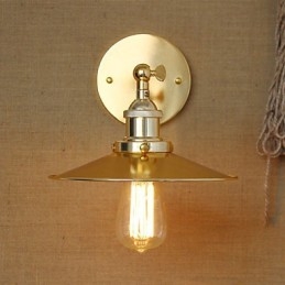 Minimalistyczna willa w stylu industrialnym Nostalgiczny złoty parasol przed kościelną nawą ozdobioną ścianą