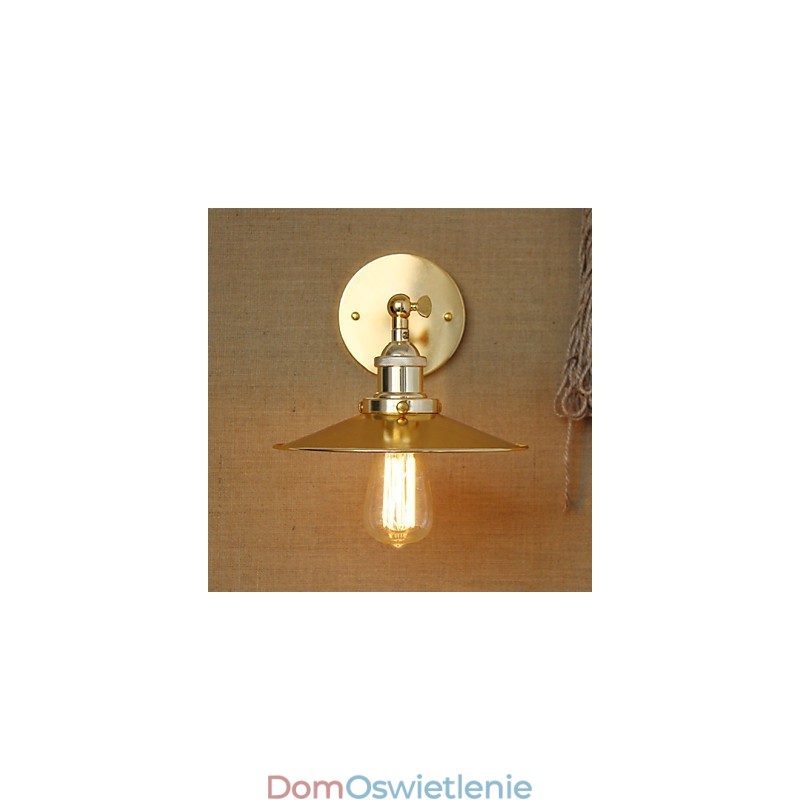 Minimalistyczna willa w stylu industrialnym Nostalgiczny złoty parasol przed kościelną nawą ozdobioną ścianą